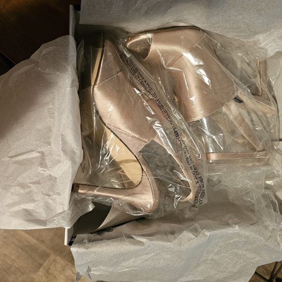 Nine west pump. New in box. Size 8.5. Nude/natural color. - Picture 5 of 14